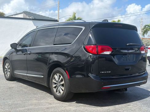 Used 2020 Chrysler Pacifica Touring-L Plus image 4