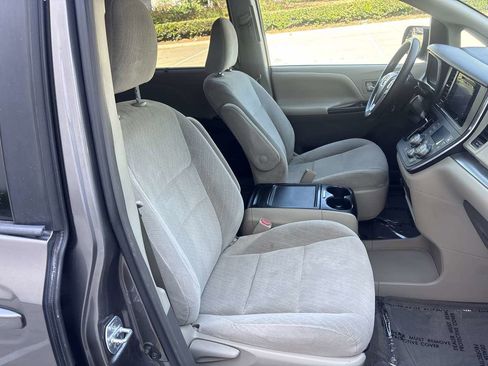 Used 2017 Toyota Sienna LE FWD image 15