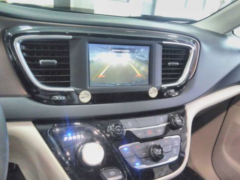 Used 2023 Chrysler Voyager LX FWD image 5