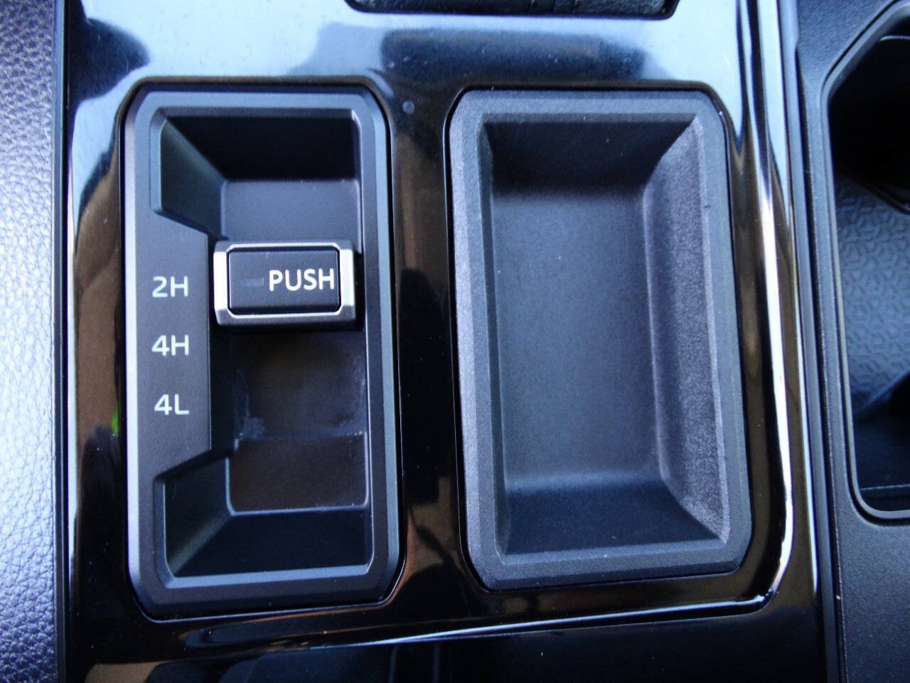 Used 2022 Toyota Tundra 4x4 CrewMax SR image 28