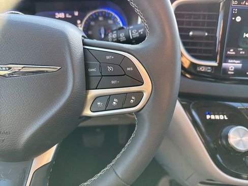 Used 2024 Chrysler Pacifica Touring-L FWD image 9