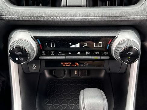 Used 2022 Toyota RAV4 LE AWD/4WD image 31