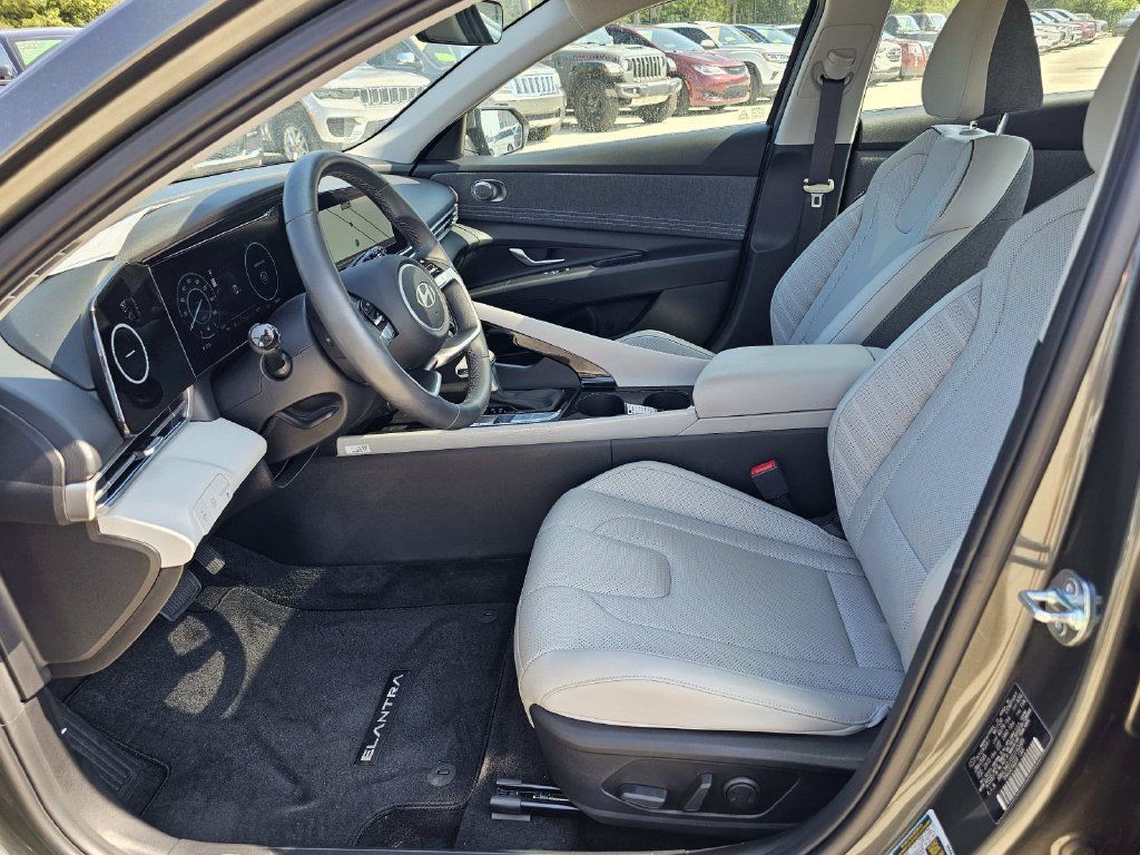 Used 2025 Hyundai Elantra Limited FWD image 16