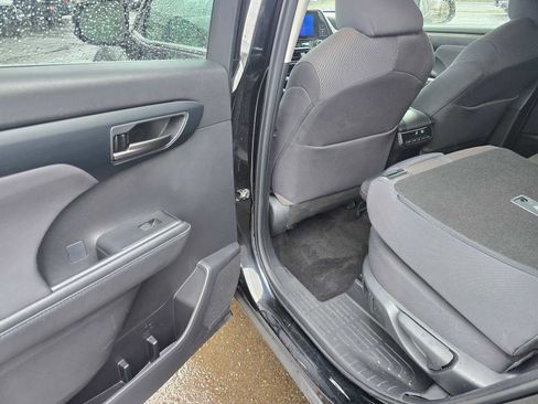 Used 2023 Toyota Highlander LE AWD/4WD image 17