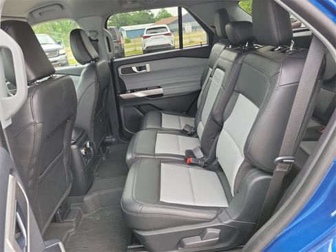Used 2022 Ford Explorer XLT w/ Equipment Group 202A image 11