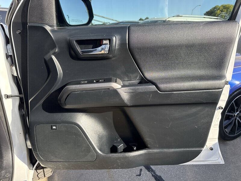 Used 2016 Toyota Tacoma TRD Sport AWD/4WD image 23