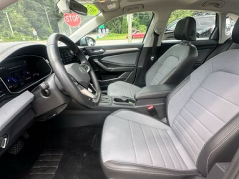 Used 2025 Volkswagen Jetta SE FWD image 18