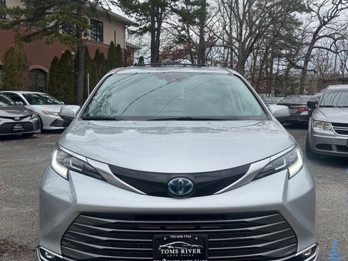 Used 2021 Toyota Sienna Limited image 8