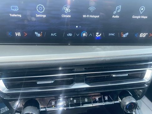 Used 2025 Chevrolet Traverse LT image 22