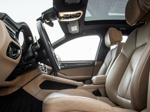 Certified 2023 Porsche Macan image 23