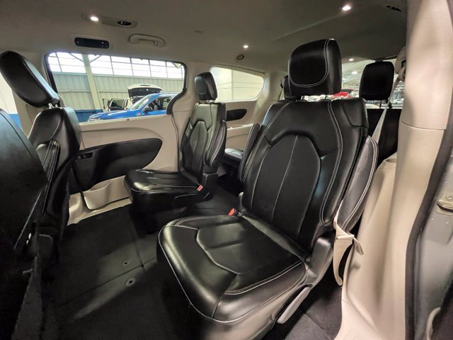 Used 2024 Chrysler Pacifica Touring-L FWD image 15
