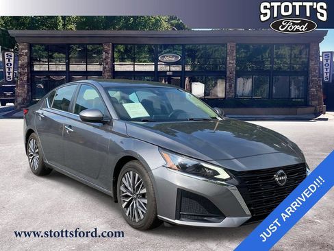 Used 2023 Nissan Altima 2.5 SV FWD image 1