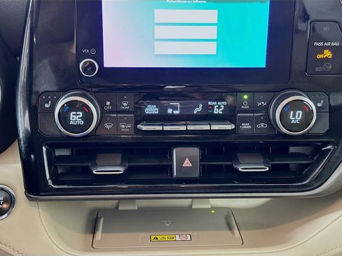Used 2023 Toyota Highlander XLE AWD/4WD image 23