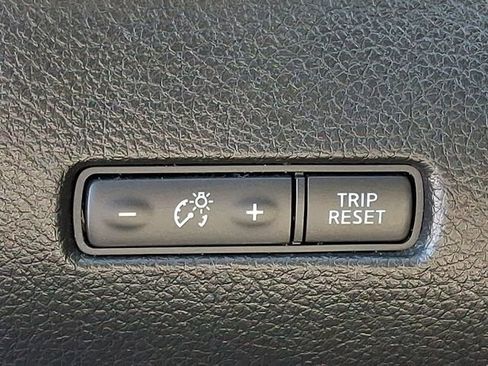 Used 2018 Nissan Rogue S image 25