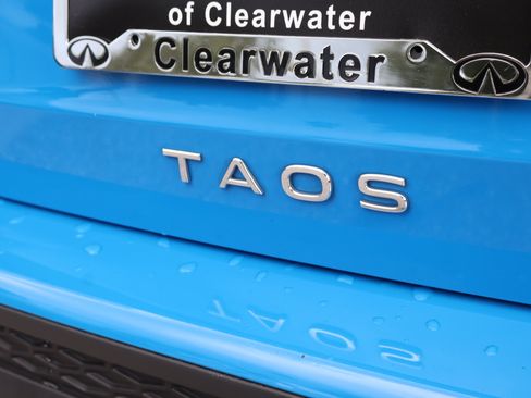 Used 2023 Volkswagen Taos SE w/ Panoramic Sunroof Package FWD image 9