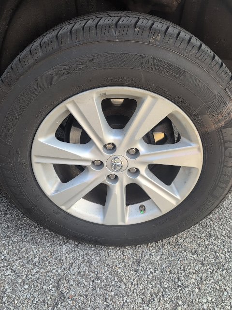 Used 2012 Toyota Highlander FWD w/ Cold Weather Pkg image 2