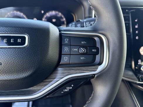 Used 2024 Jeep Wagoneer L Series II w/ Flexible Seating Group image 15