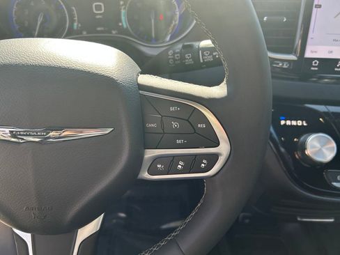 Used 2025 Chrysler Pacifica Select FWD image 21