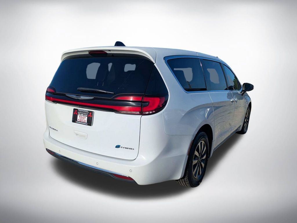 Used 2023 Chrysler Pacifica Touring-L FWD image 3
