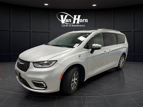 Used 2023 Chrysler Pacifica Pinnacle FWD image 3