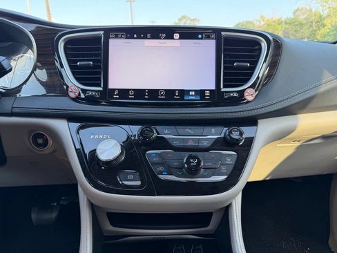 Used 2023 Chrysler Pacifica Limited FWD image 18
