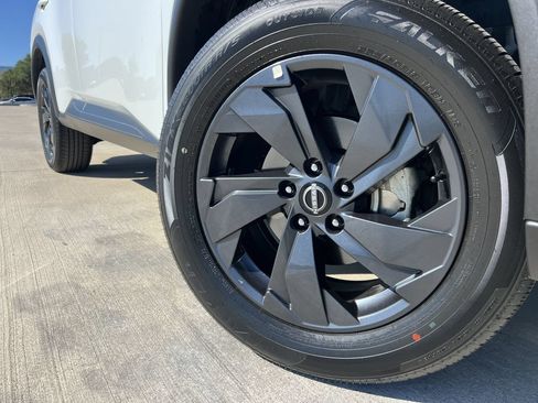 Used 2026 Nissan Rogue SV FWD image 6