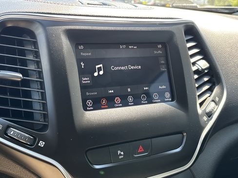 Certified 2019 Jeep Cherokee Latitude Plus AWD/4WD image 16
