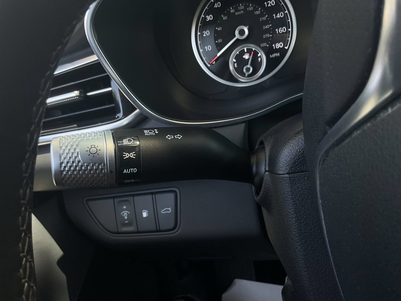 Used 2025 Genesis G70 2.5T RWD image 32