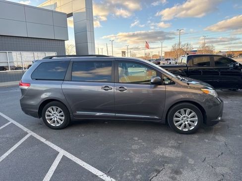 Used 2012 Toyota Sienna LE image 7