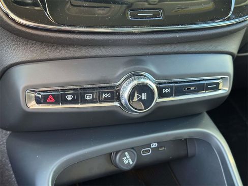Certified 2024 Volvo XC40 B5 Core image 27