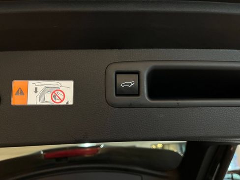 Used 2025 Toyota Highlander LE FWD image 23