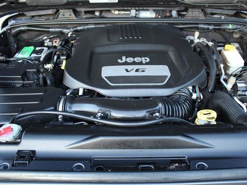 Used 2016 Jeep Wrangler Unlimited Sahara w/ Connectivity Group AWD/4WD image 28