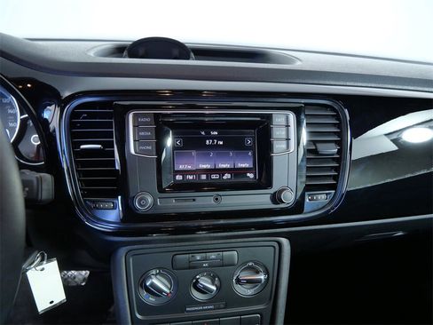 Used 2019 Volkswagen Beetle 2.0T S image 19