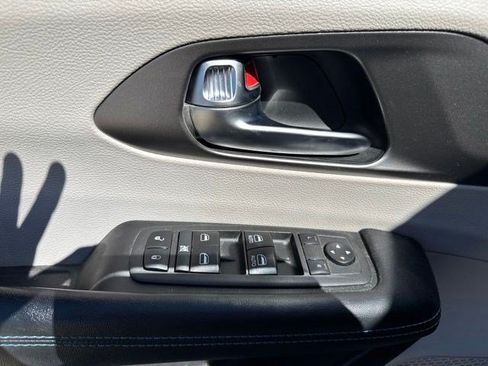 Used 2021 Chrysler Pacifica Touring w/ Uconnect Theater Family Group FWD image 19