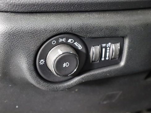 Used 2025 Chrysler Pacifica Select AWD/4WD image 18