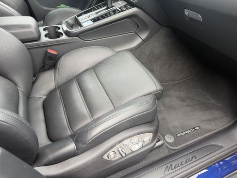 Used 2025 Porsche Macan AWD/4WD image 18