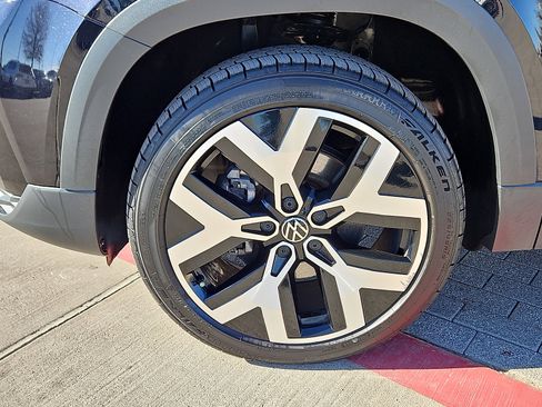 Certified 2022 Volkswagen Taos SEL w/ Panoramic Sunroof Package image 5