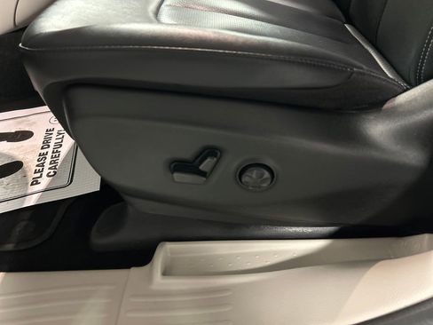 Used 2024 Chrysler Pacifica Touring-L image 13