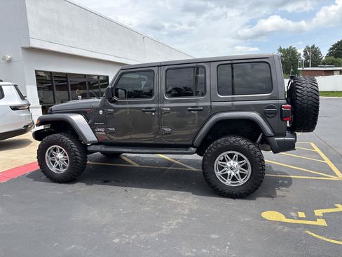 Used 2019 Jeep Wrangler Unlimited Sahara w/ LED Lighting Group AWD/4WD image 8
