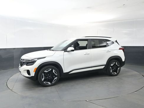 Used 2024 Kia Seltos SX w/ SX Sunroof Package image 2