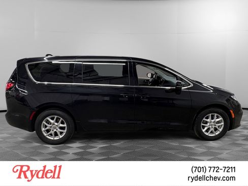 Used 2023 Chrysler Pacifica Touring-L FWD image 6