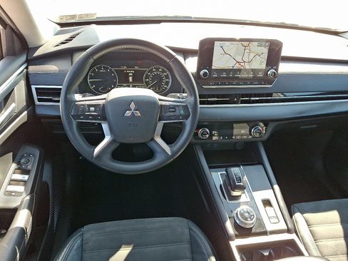 Used 2023 Mitsubishi Outlander SE image 11