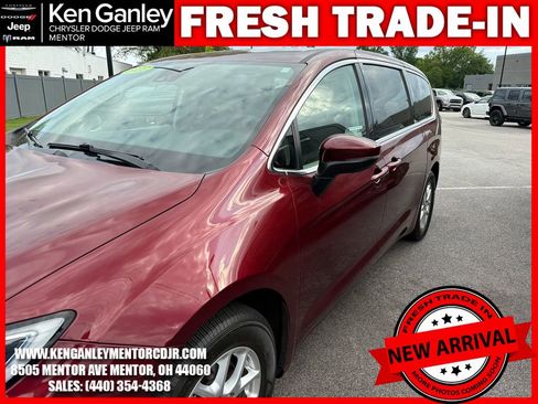 Used 2023 Chrysler Pacifica Touring-L FWD image 7