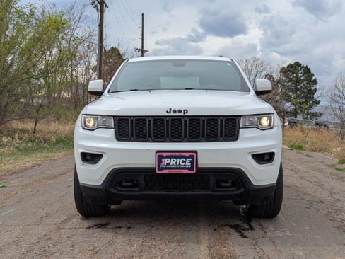 Used 2019 Jeep Grand Cherokee Laredo image 2