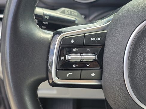 Used 2024 Kia Carnival LX image 31