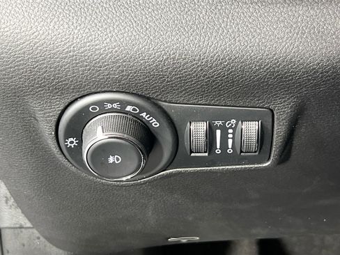 Used 2023 Jeep Compass Latitude w/ Sun and Sound Group AWD/4WD image 10