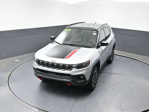 Used 2025 Jeep Compass Trailhawk AWD/4WD image 46