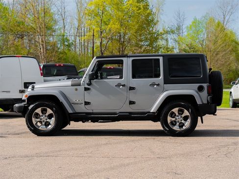 Used 2016 Jeep Wrangler Unlimited Sahara w/ Dual Top Group AWD/4WD image 8