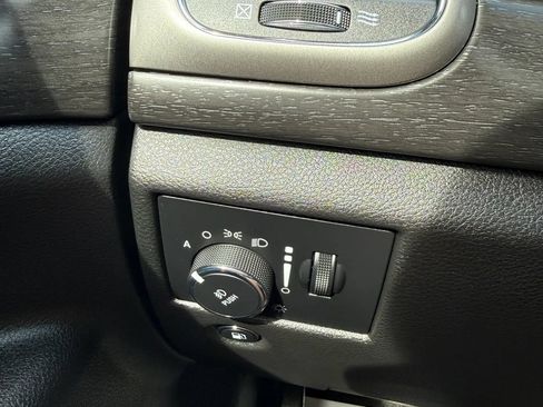 Used 2018 Jeep Grand Cherokee Altitude AWD/4WD image 28