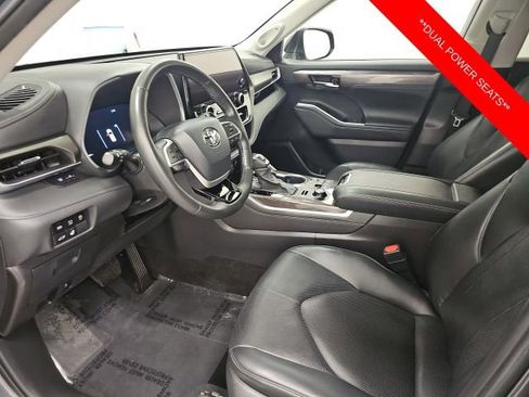 Used 2024 Toyota Highlander Limited AWD/4WD image 16